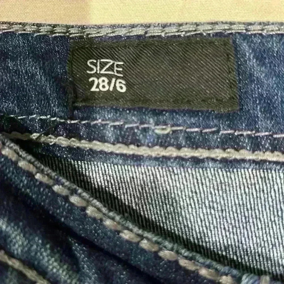 Nine West Jeans, Embroidered Back Pockets & Rhinestones. Size 28/6 - Picture 5 of 7